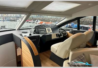 Sealine T50 Motorboten 2012, met Volvo Penta motor, United Kingdom