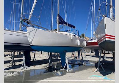 Elan Yachts 31 version sport Sailingboat 2007, with VOLVO PENTA MD2020 engine, France