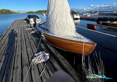 Folkboot Nordic Segelbåt 1969, med Suzuki 7.5 hp motor, Sverige