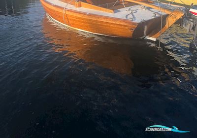 Folkboot Nordic Segelbåt 1969, med Suzuki 7.5 hp motor, Sverige