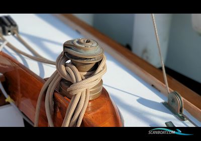 Classic Yacht West Solent One Design Segelboot 1927, mit Small Petrol Outboard motor, Frankreich