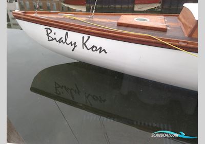 Tore Holm International 8mR Class Segelboot 1928, mit Evinrude motor, Deutschland