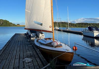 Folkboot Nordic Sejlbåd 1969, med Suzuki 7.5 hp motor, Sverige