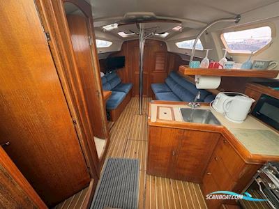 Hunter Legend  326 Zeilboten 2002, met Yanmar  2GM20F motor, United Kingdom