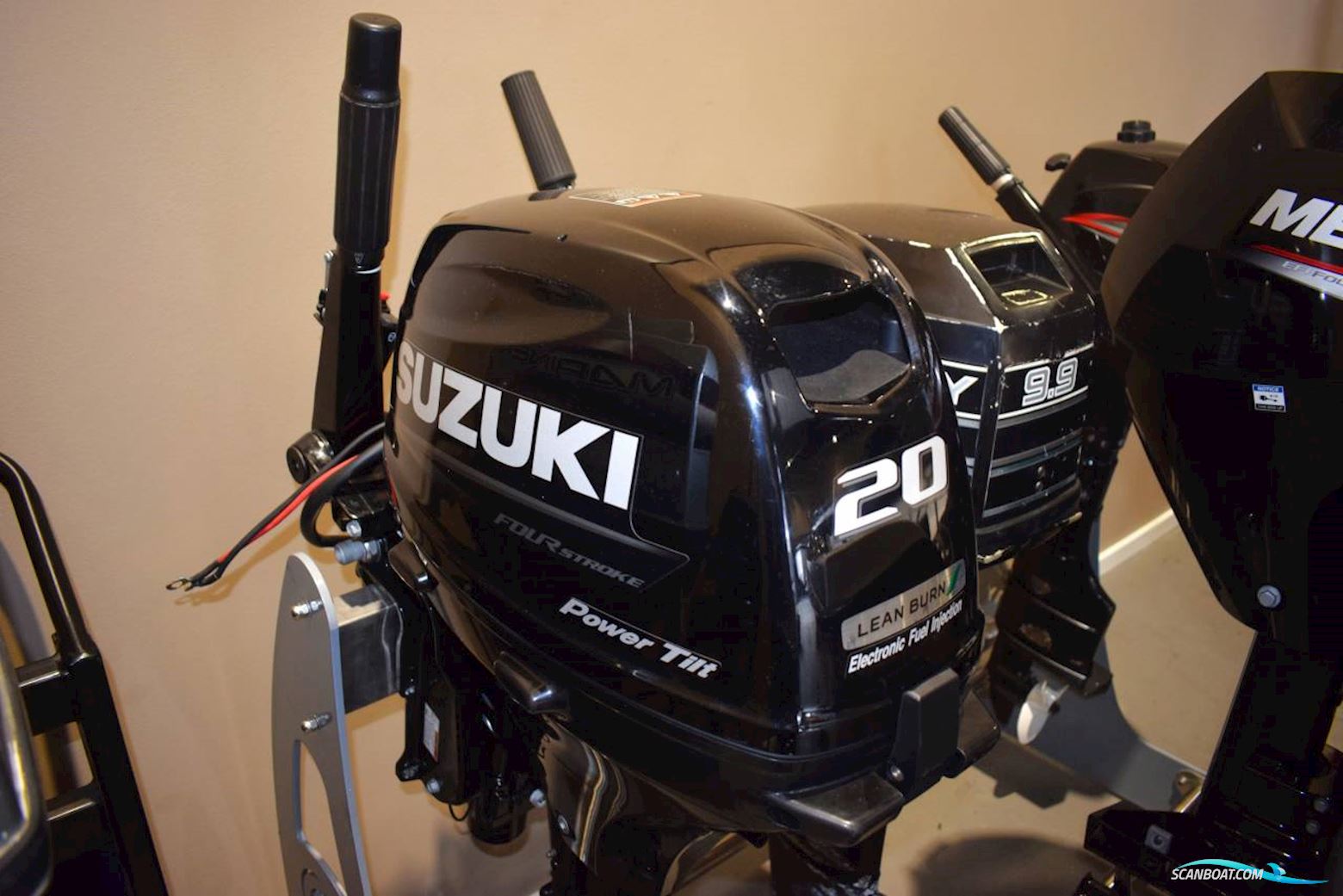 Suzuki 20 HK håndstyring med elstart - årgang 2021 Bådmotor 2021, med Suzuki F20 håndstyring og elstart motor, Danmark