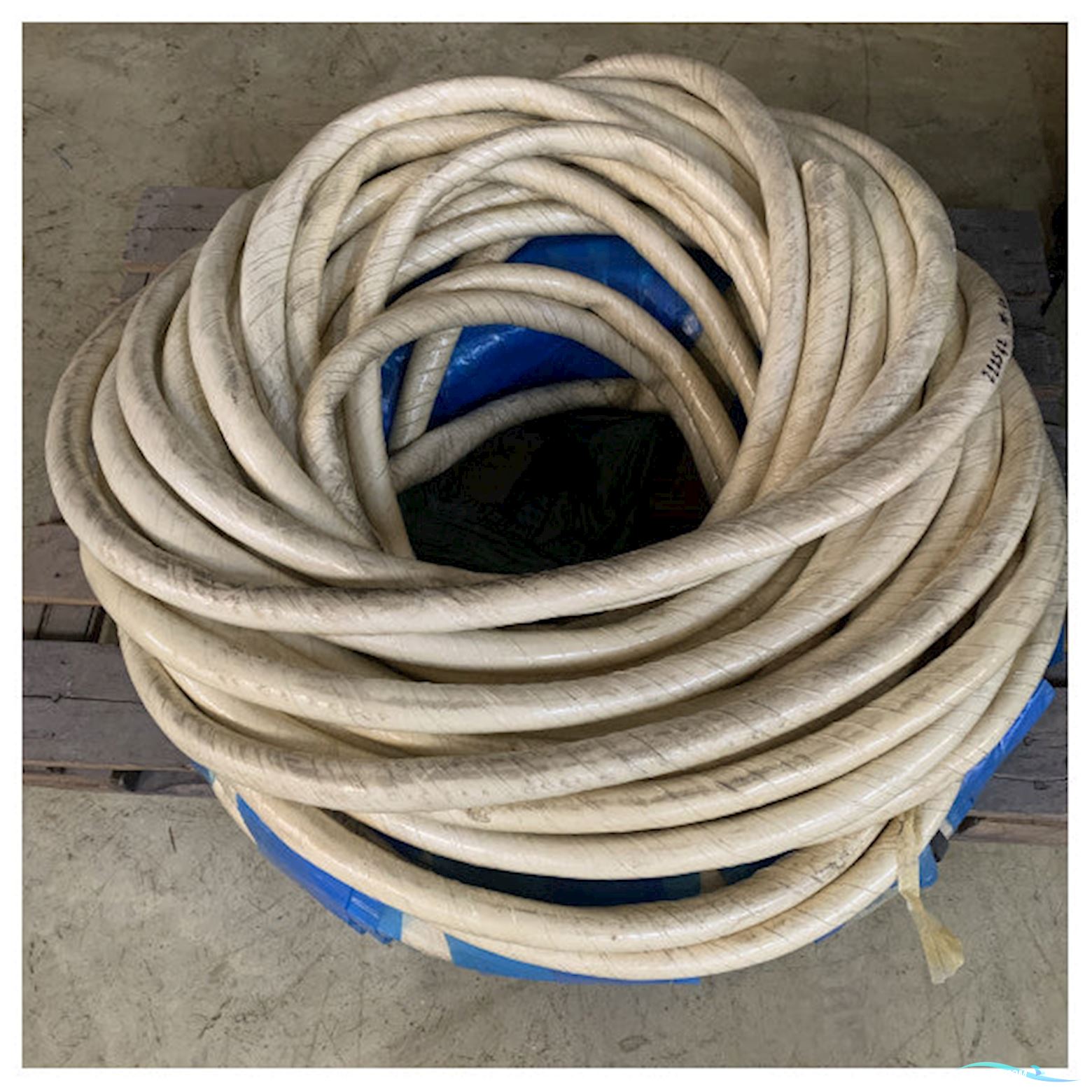 Onbekend White Waterproof Oil-Resistant Flexible hose for Marine and Industrial Pipelines � 22mm Diameter, 40m Roll Bådtilbehør 2026, Holland