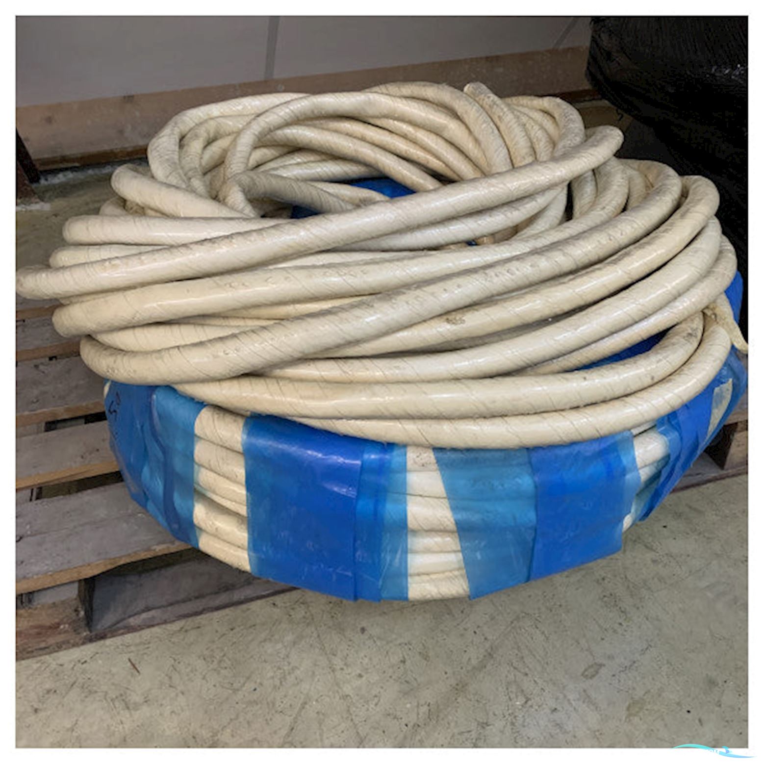 Onbekend White Waterproof Oil-Resistant Flexible hose for Marine and Industrial Pipelines � 22mm Diameter, 40m Roll