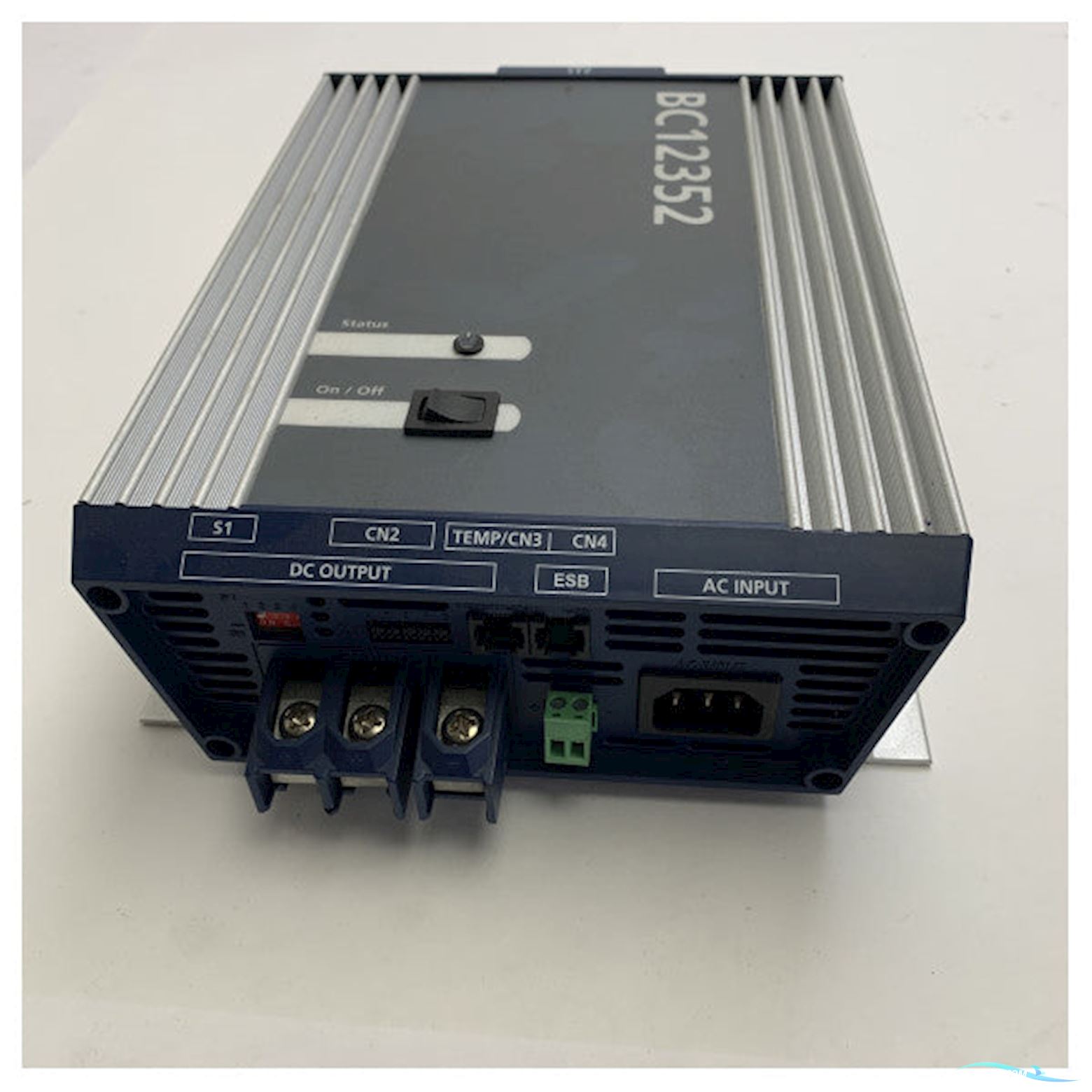 Vetus BC12352 12V - 35A 2-output automatic battery charger