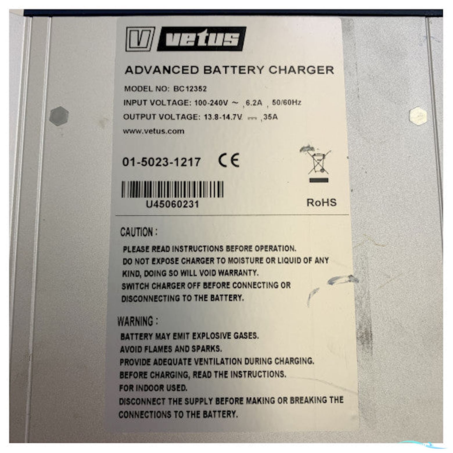Vetus BC12352 12V - 35A 2-output automatic battery charger