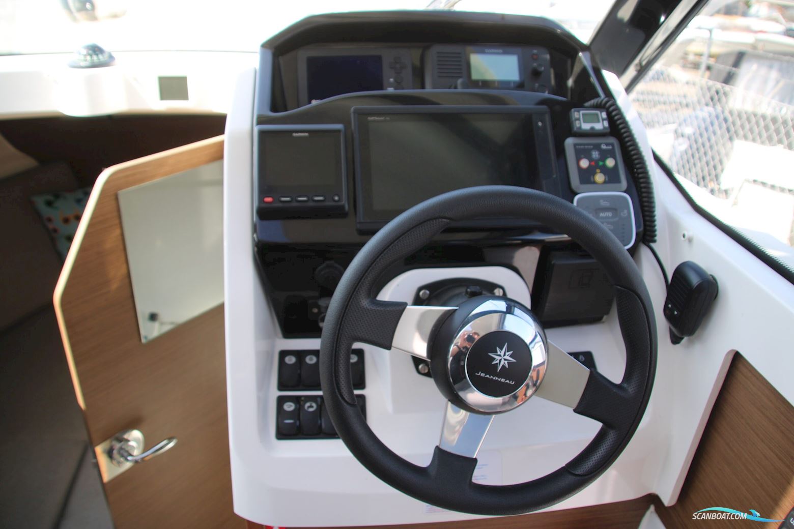 Jeanneau 695 Merry Fisher