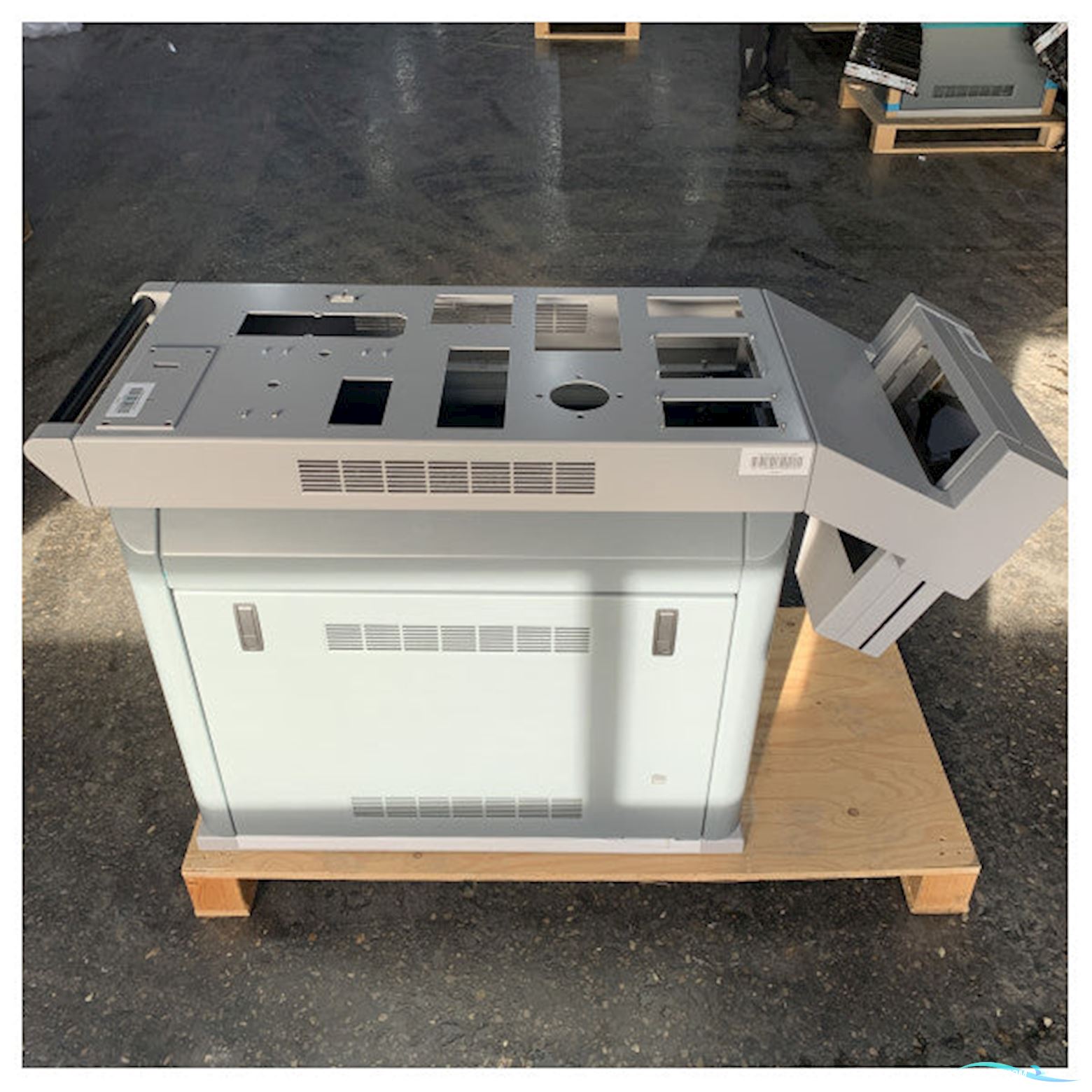 Alphatron Antracite Brigde Navigation Console type E dimensions - L136 x W48 x H83 Båtsutrustning 2025, Holland