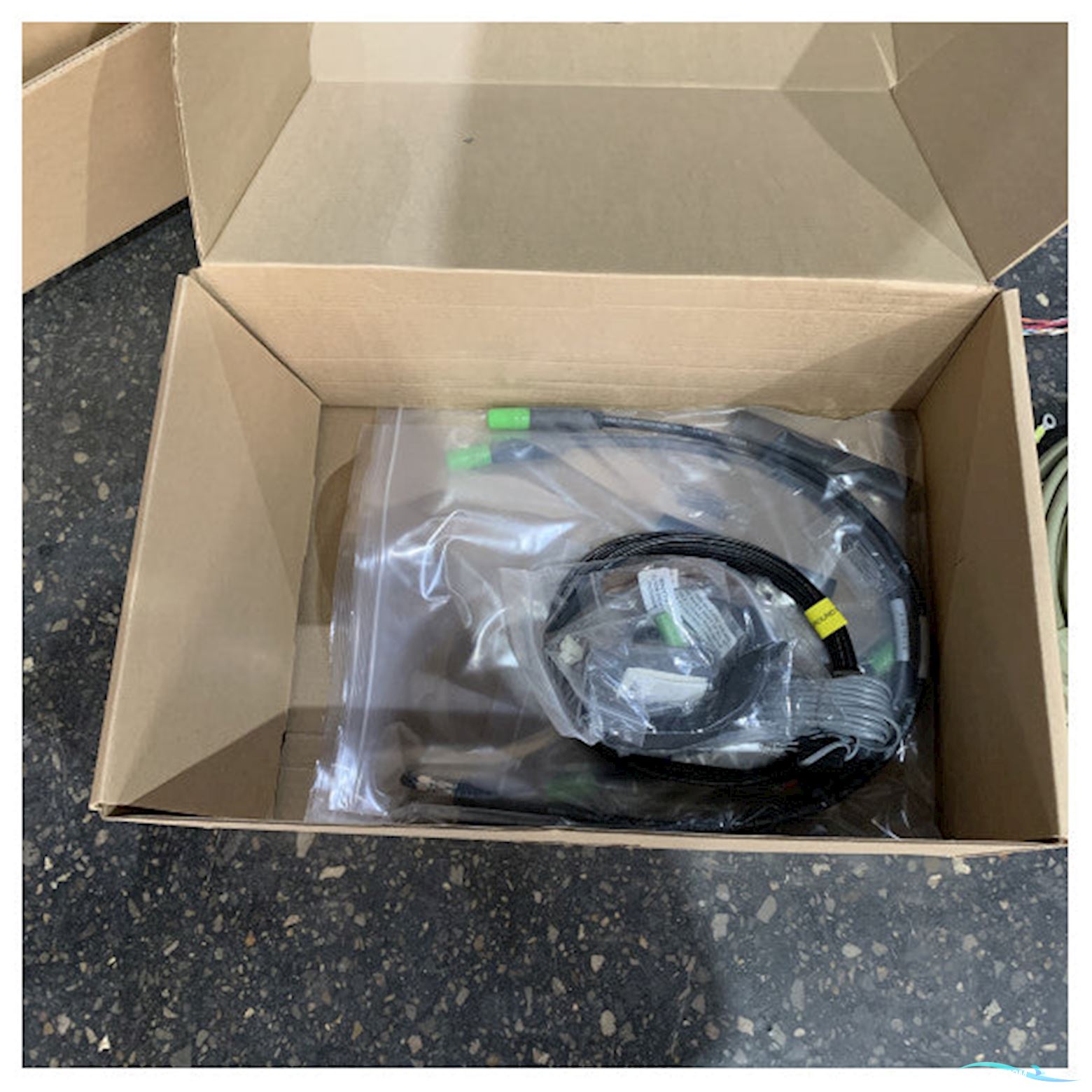 Kvh 01-0283-15 Tracphone V7-IP Mini Vsat Broadband System
