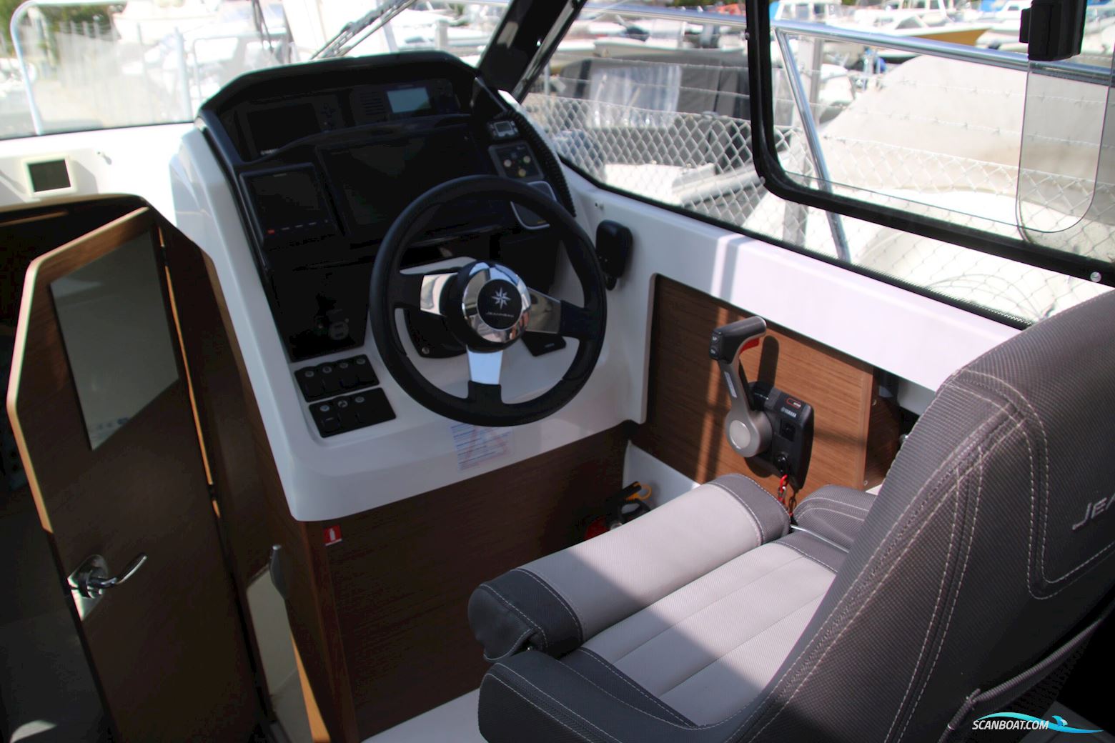 Jeanneau 695 Merry Fisher