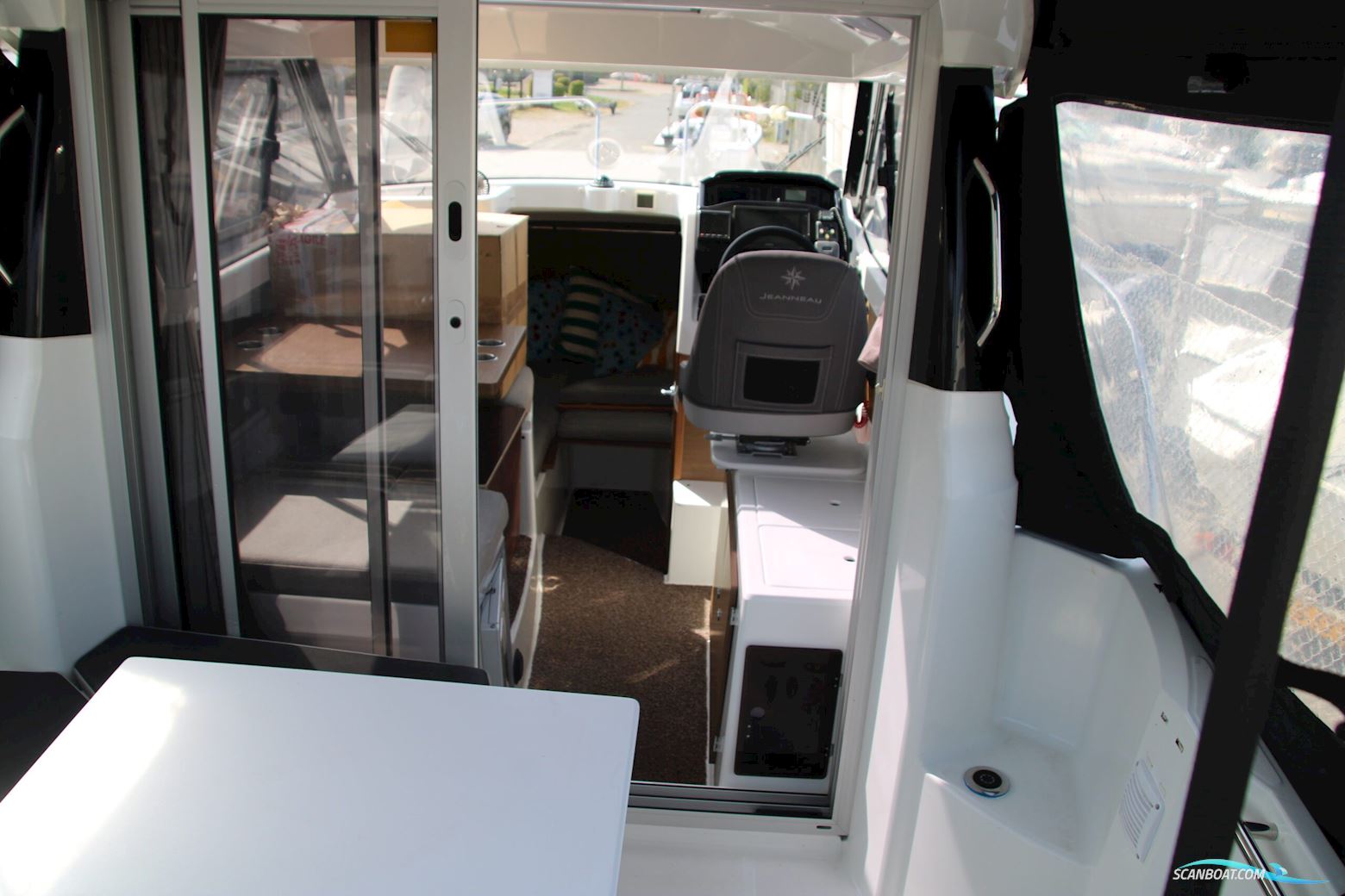 Jeanneau 695 Merry Fisher