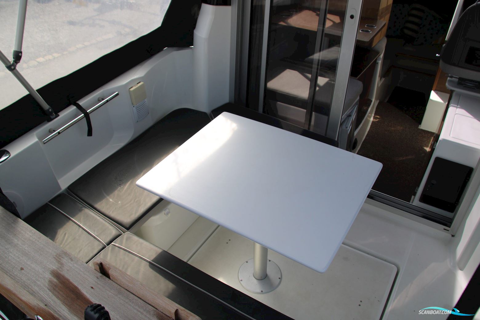 Jeanneau 695 Merry Fisher