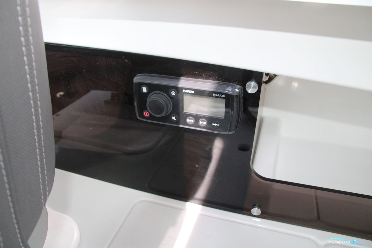 Jeanneau 695 Merry Fisher