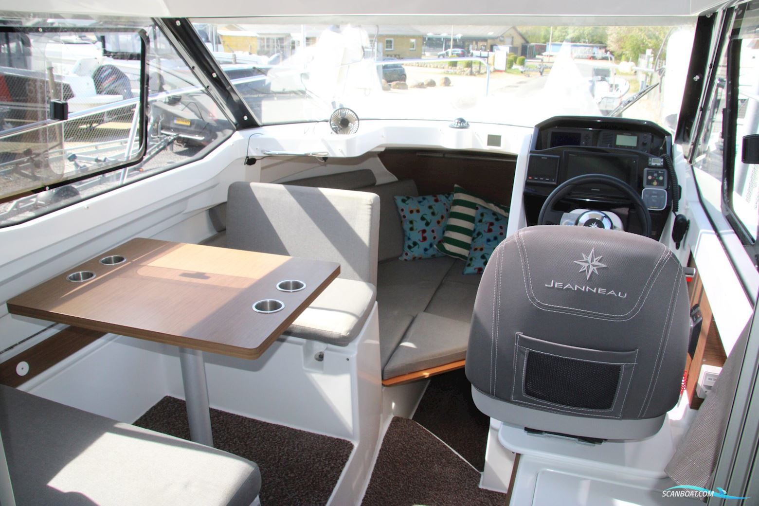 Jeanneau 695 Merry Fisher