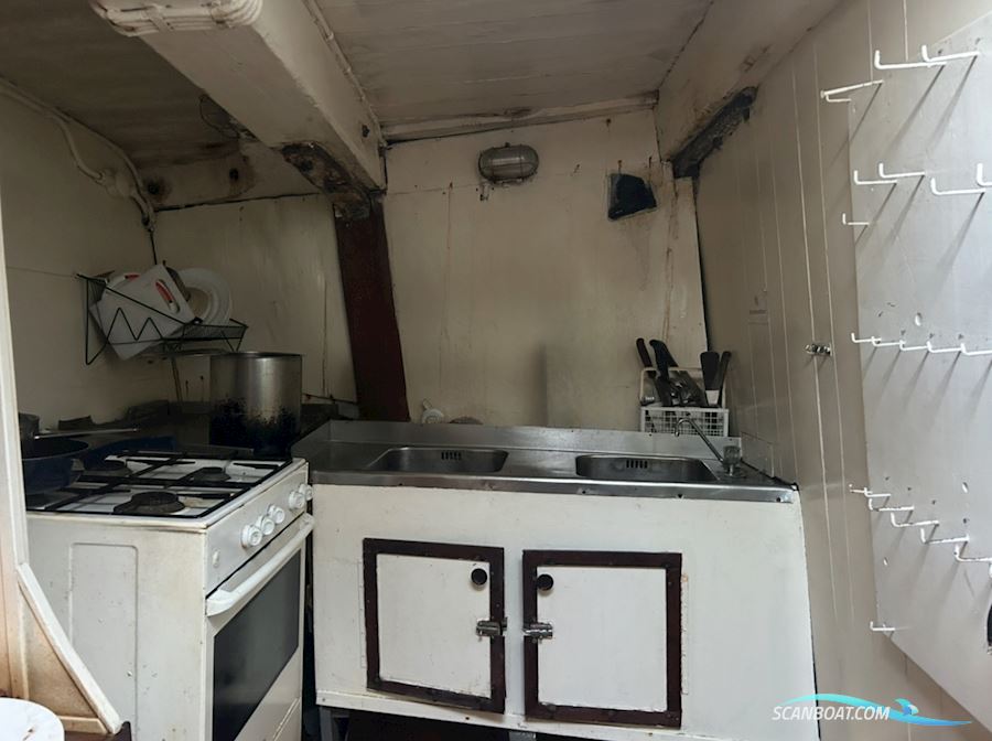 Skonare, Hus / bo Båt