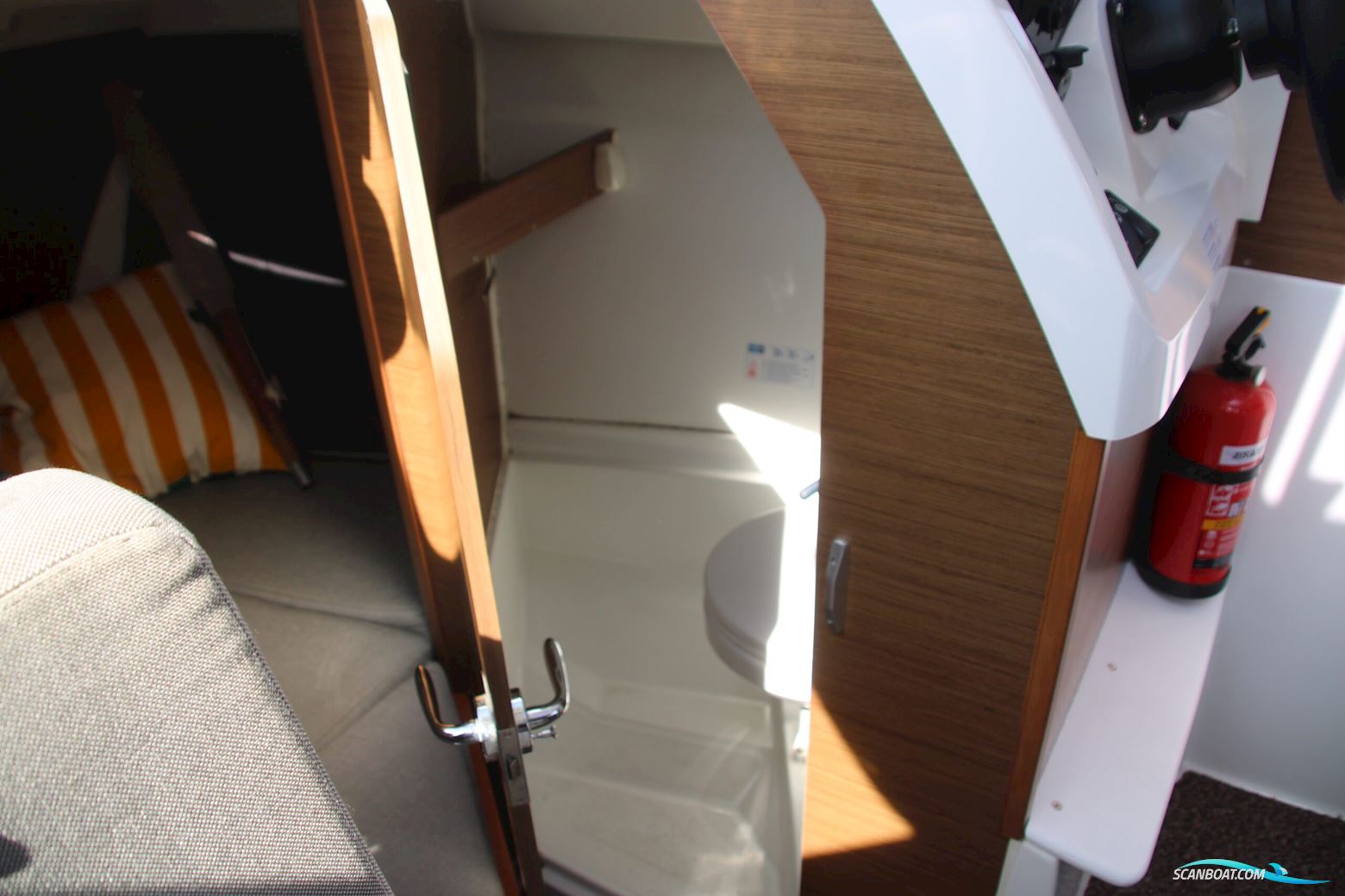 Jeanneau 695 Merry Fisher