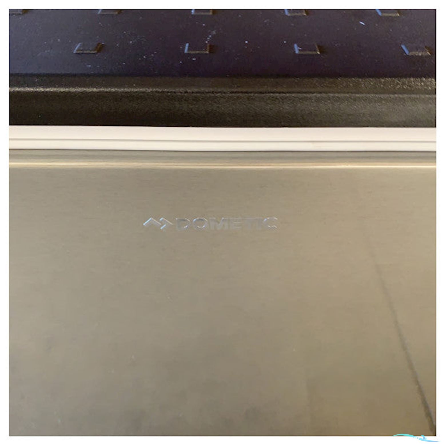 Dometic KX40G Absorption Cool Box 40L - 12V/230V/Gas - For Boat & Camping - 9600028410