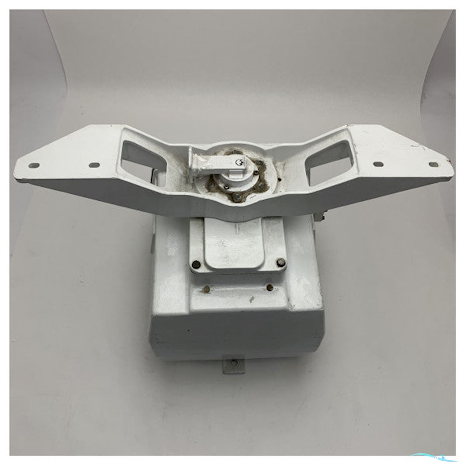 Kelvin Hughes MK5 X-band Radar Turning Pedestal CAE-A30-22 - 10 kW Boatequipment 2025, The Netherlands