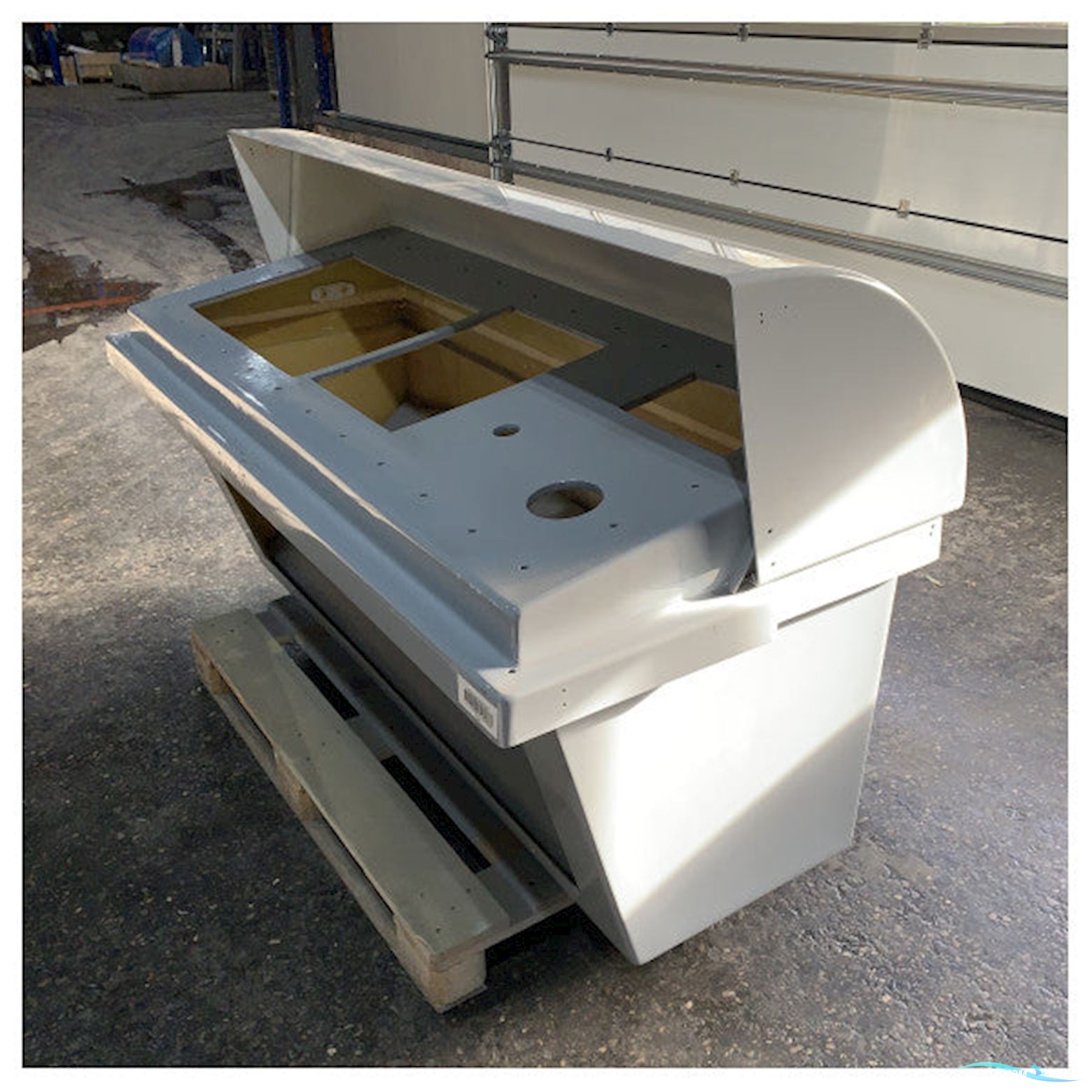 Alphatron Flybridge GRP Bridge Navigation Console with Cover Grey - L173 x W80 x H108 Bootaccessoires 2025, The Netherlands