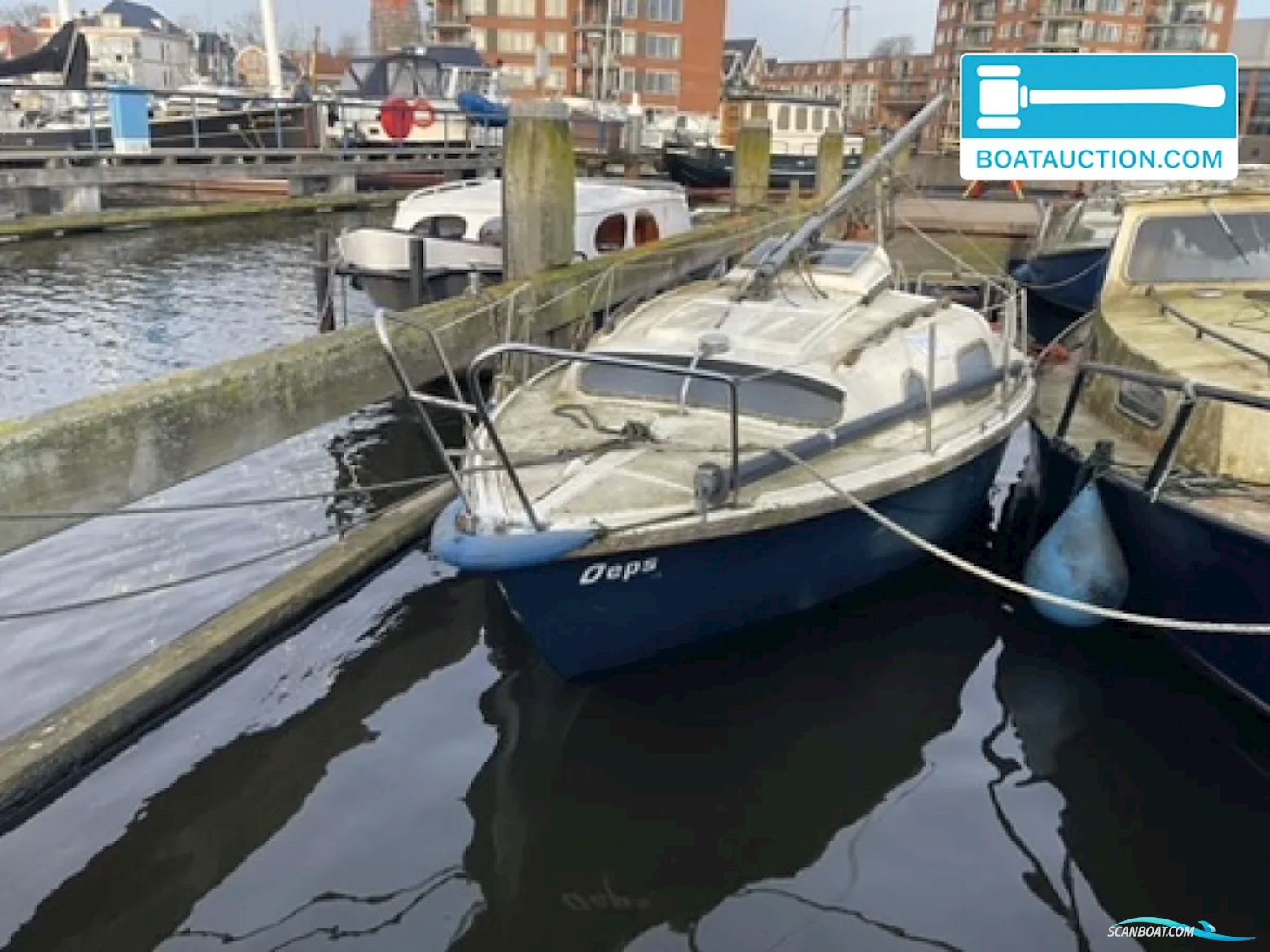Kajuitzeilboot 600 Dinghy , met Mercury motor, The Netherlands