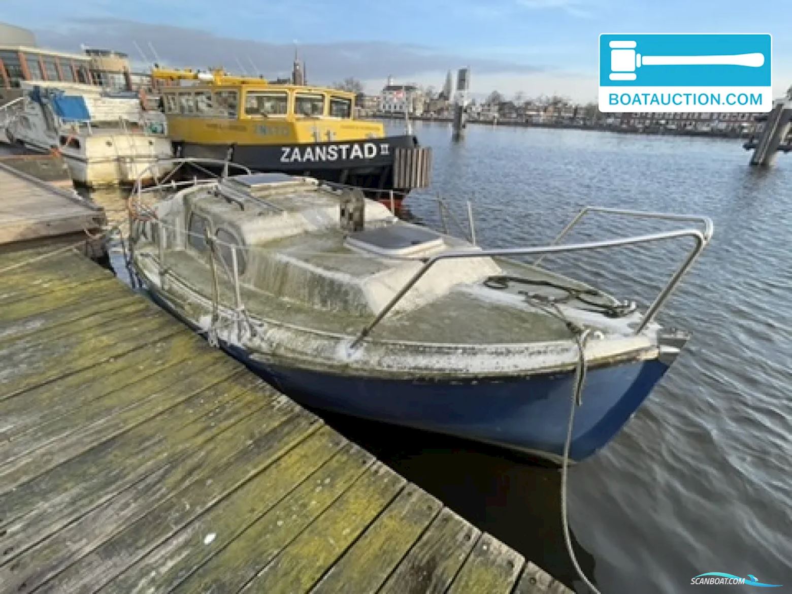 Kajuitzeilboot Midget Dinghy , met Yamaha motor, The Netherlands