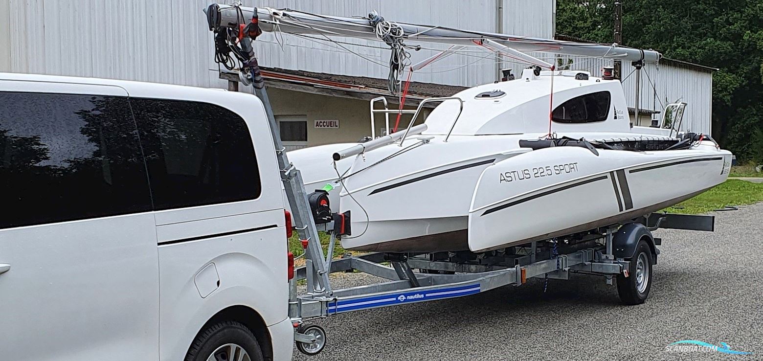 Astus 22.5 Trimaran