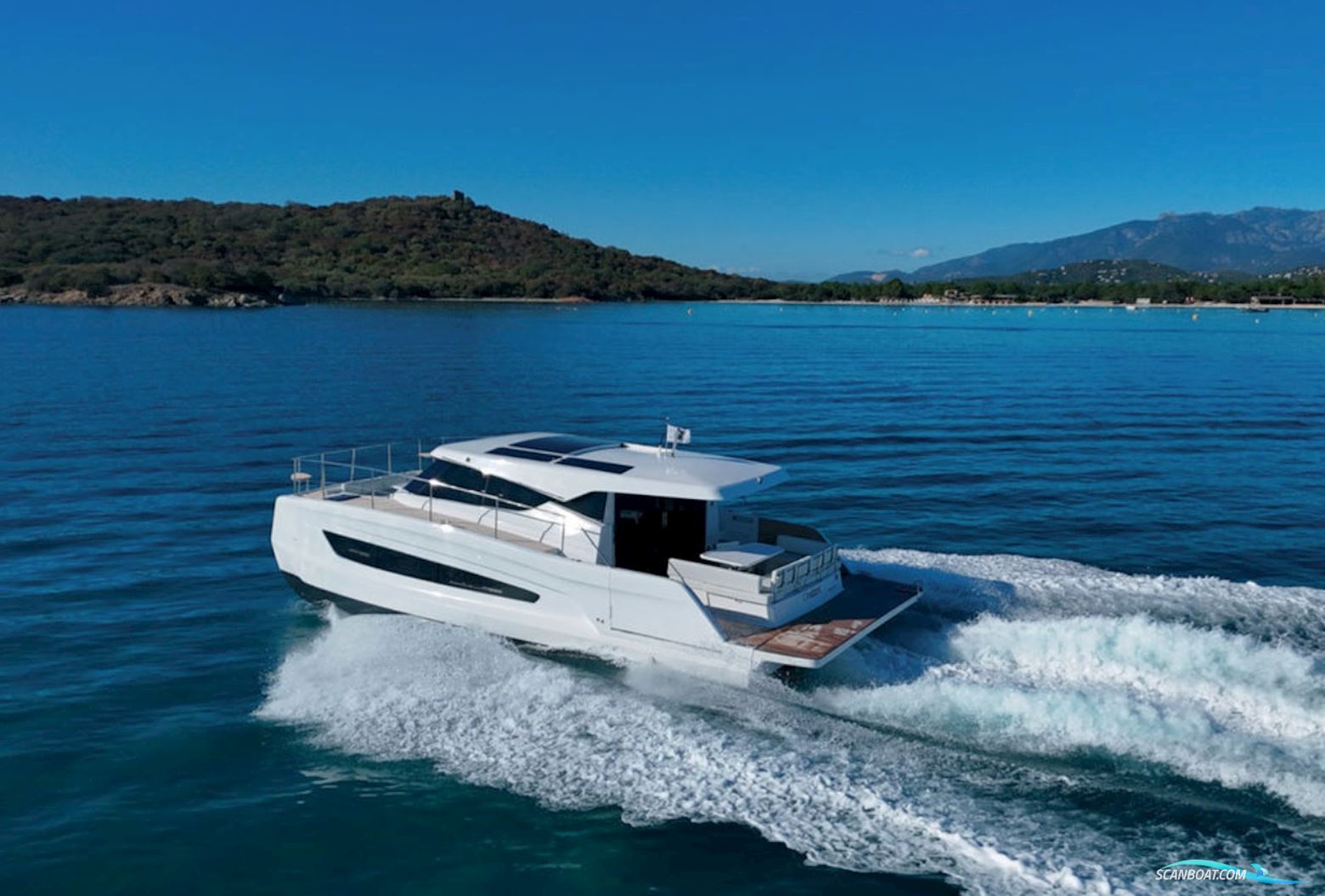 Aventura 38 MY Sedan