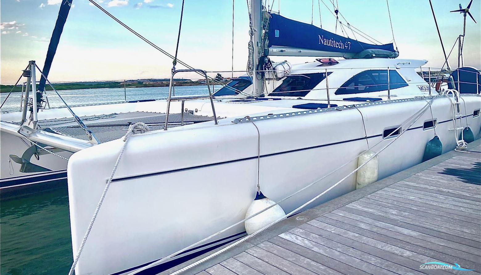 Bavaria Nautitech 47 Flerskrogsbåd 2004, med Volvo D2 75 85 CV motor, Frankrig