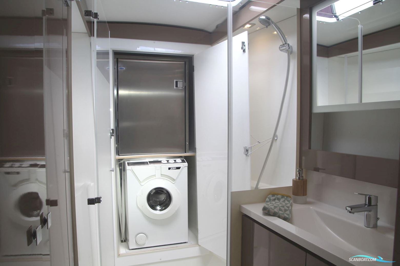 Fountaine Pajot Lucia 40