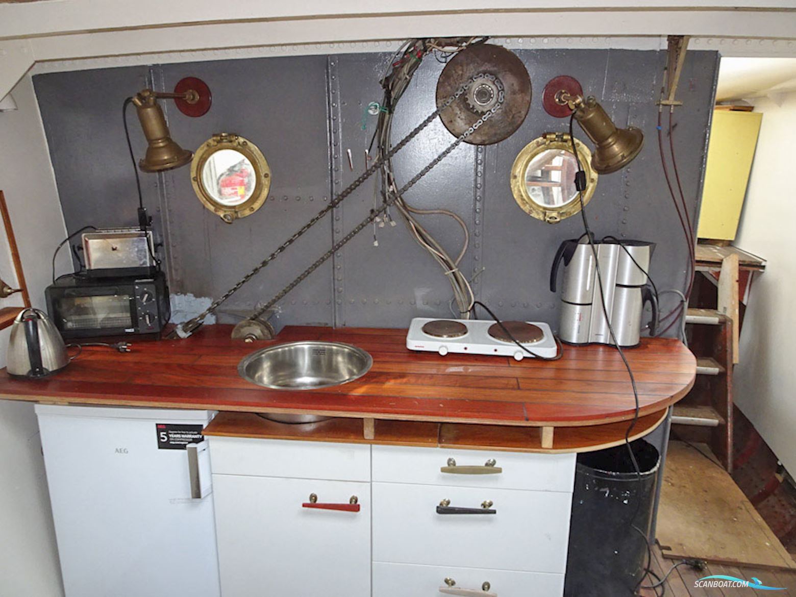 Dockyard 13, Motor tender