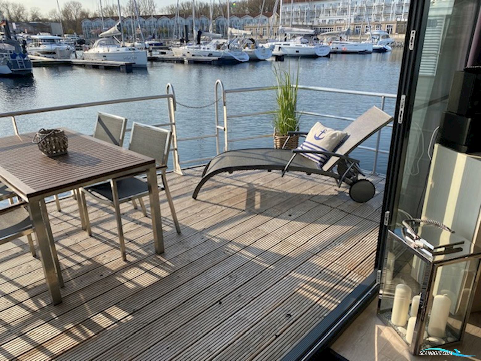 Floating  44-2