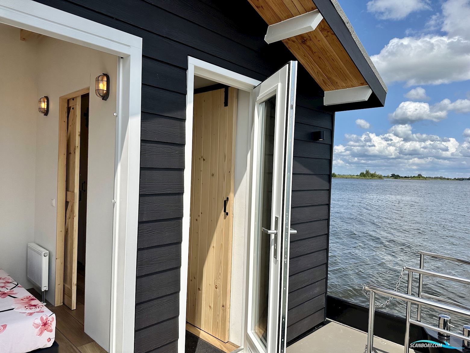 Homeship Vaarchalet 1250D Luxe Houseboat