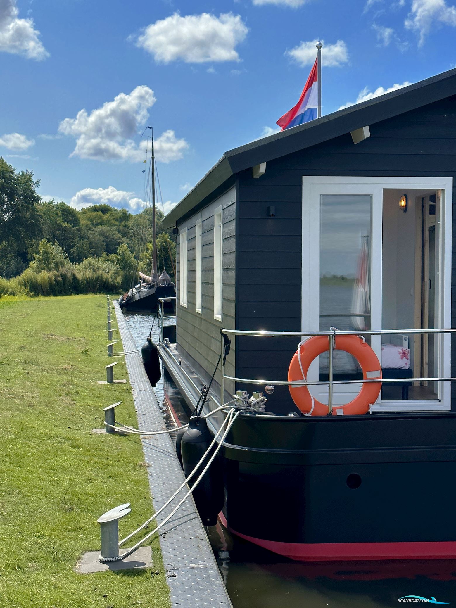 Homeship Vaarchalet 1250D Luxe Houseboat