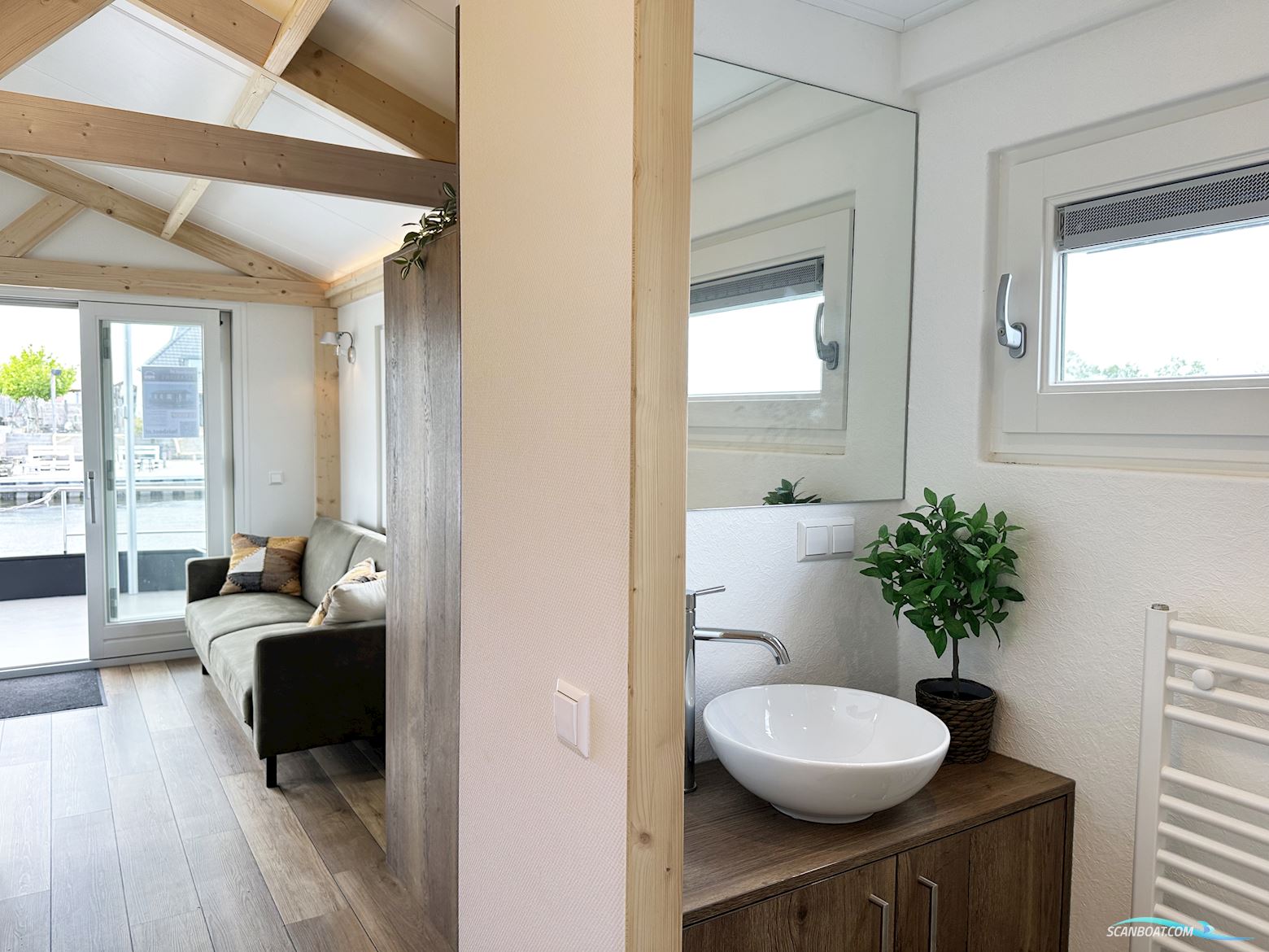 Homeship Vaarchalet 1250D Luxe Houseboat