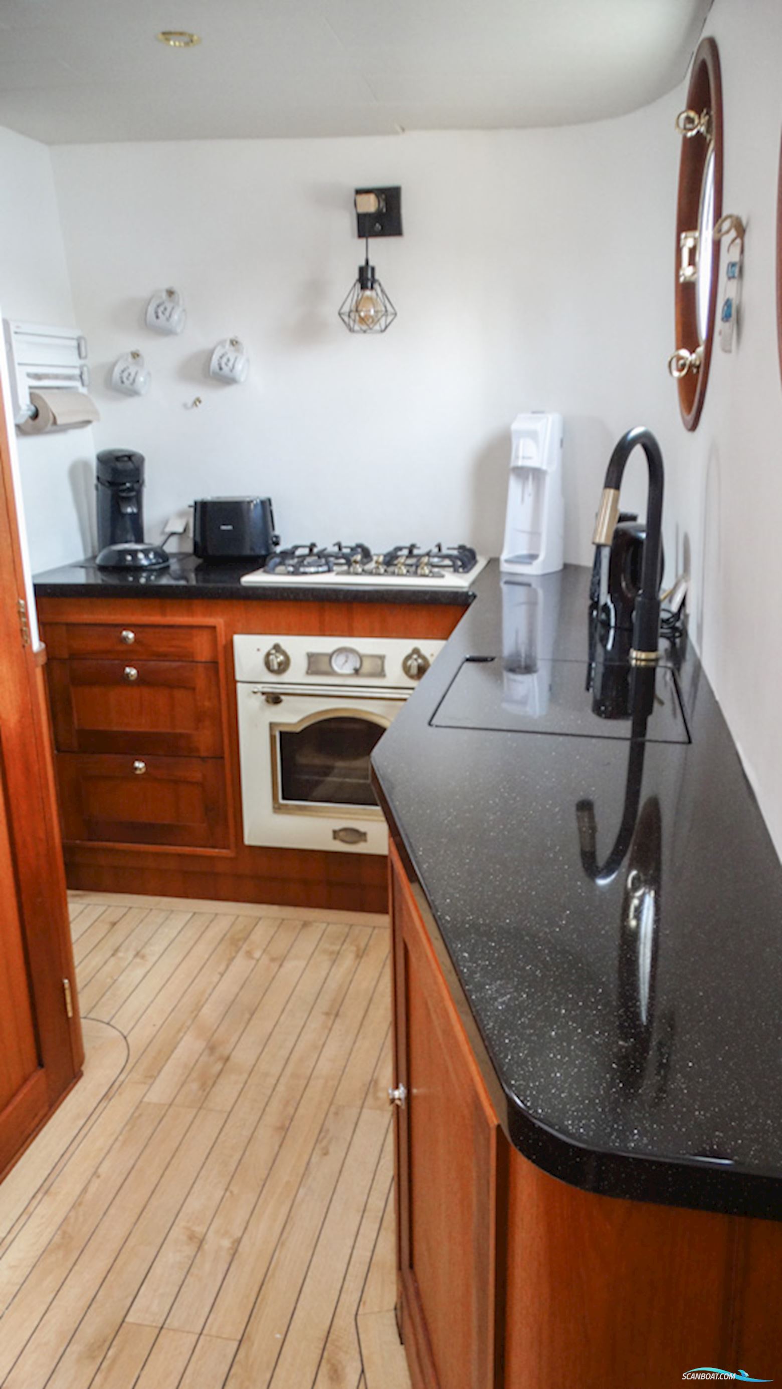 Luxe Motor 16.20 Deckhouse