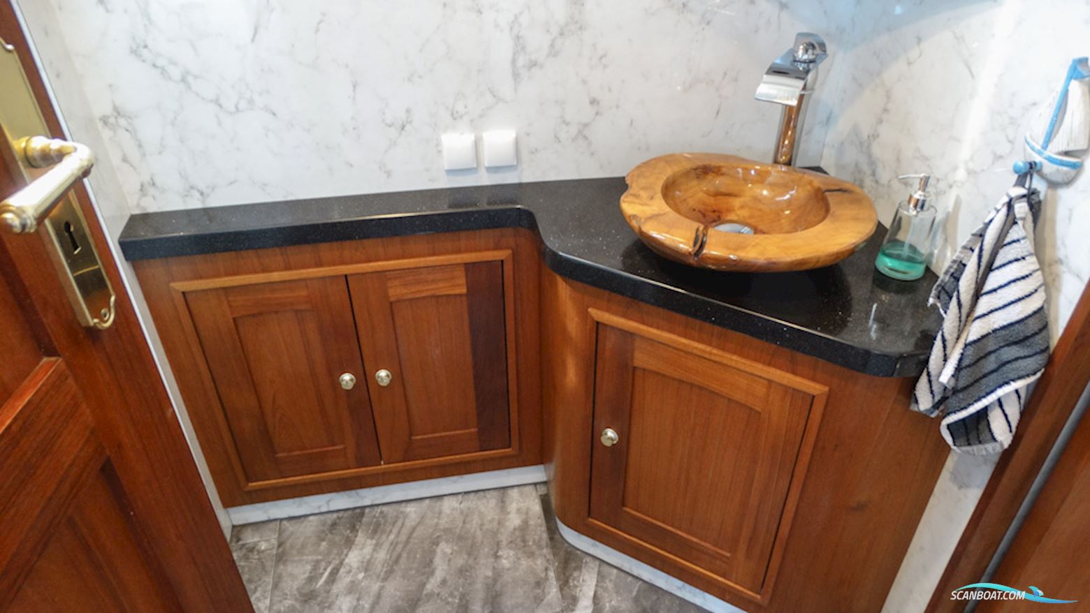 Luxe Motor 16.20 Deckhouse
