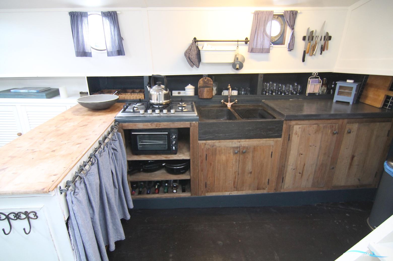 Luxe-Motor Live Aboard