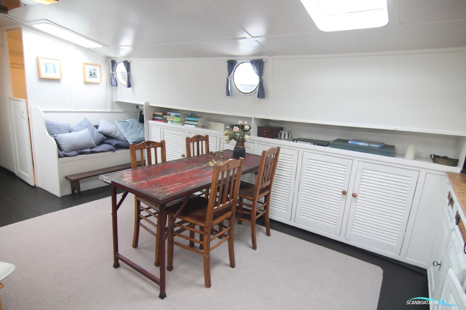 Luxe-Motor Live Aboard