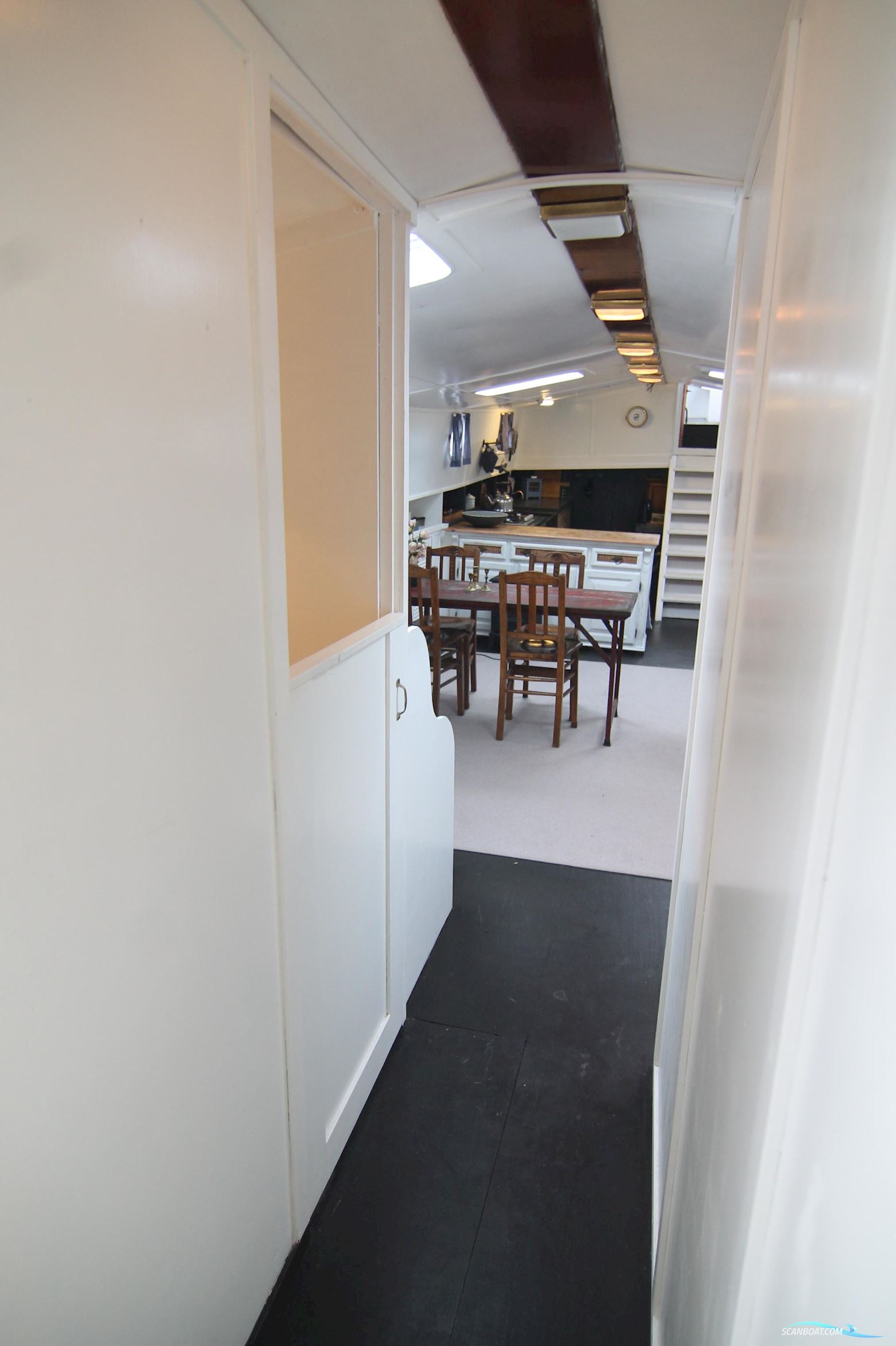 Luxe-Motor Live Aboard