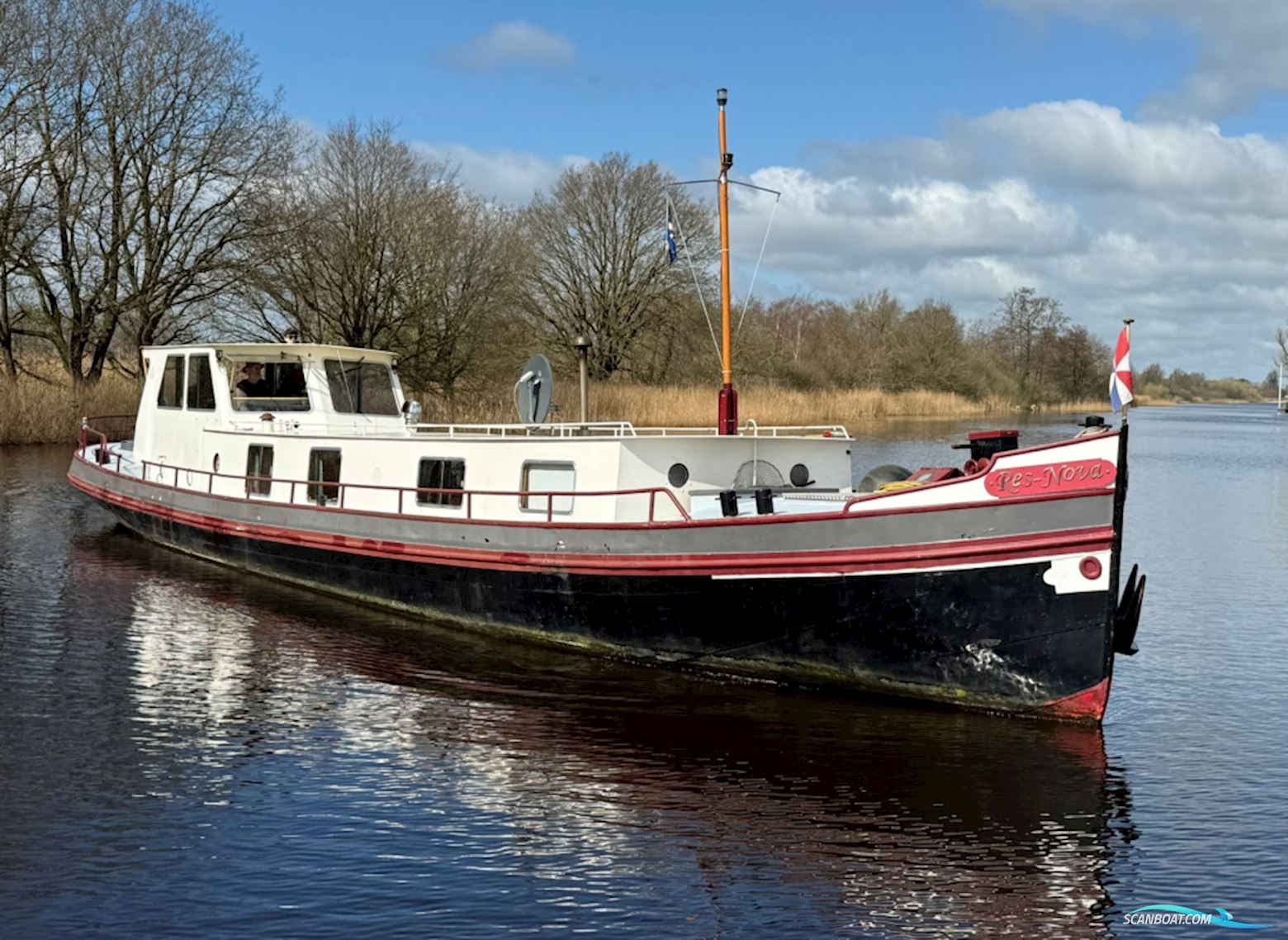 Beurtschip Res Nova Huizen aan water 1922, met Daf motor, The Netherlands