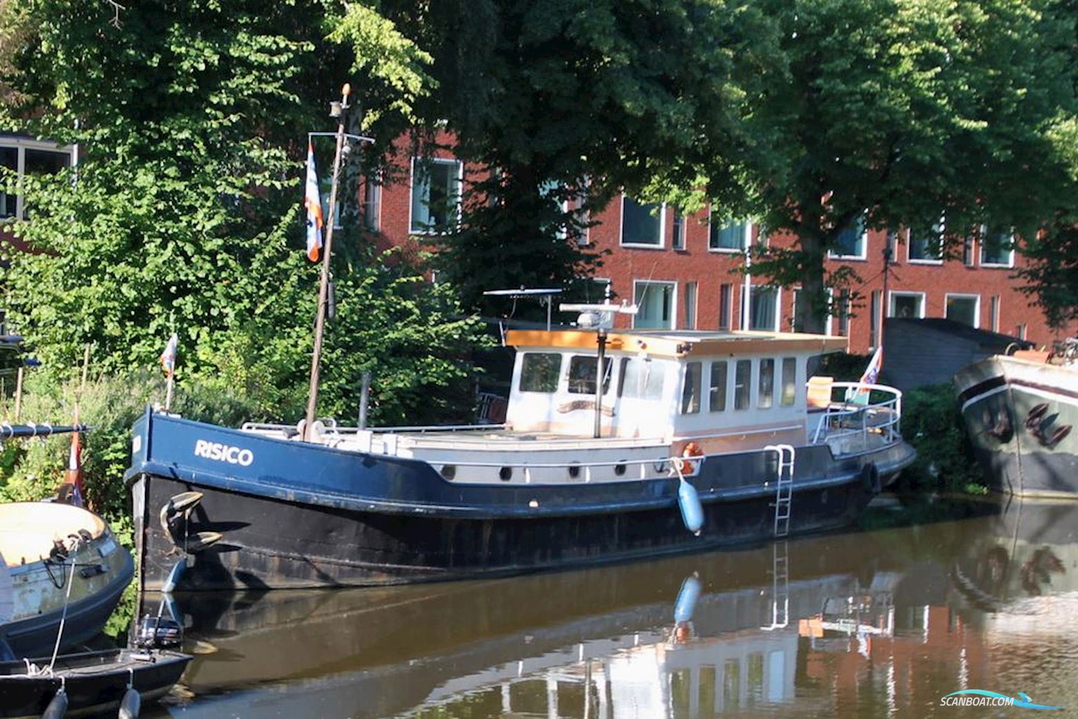 Dutch Barge Katwijker Huizen aan water 1915, met Volvo motor, The Netherlands