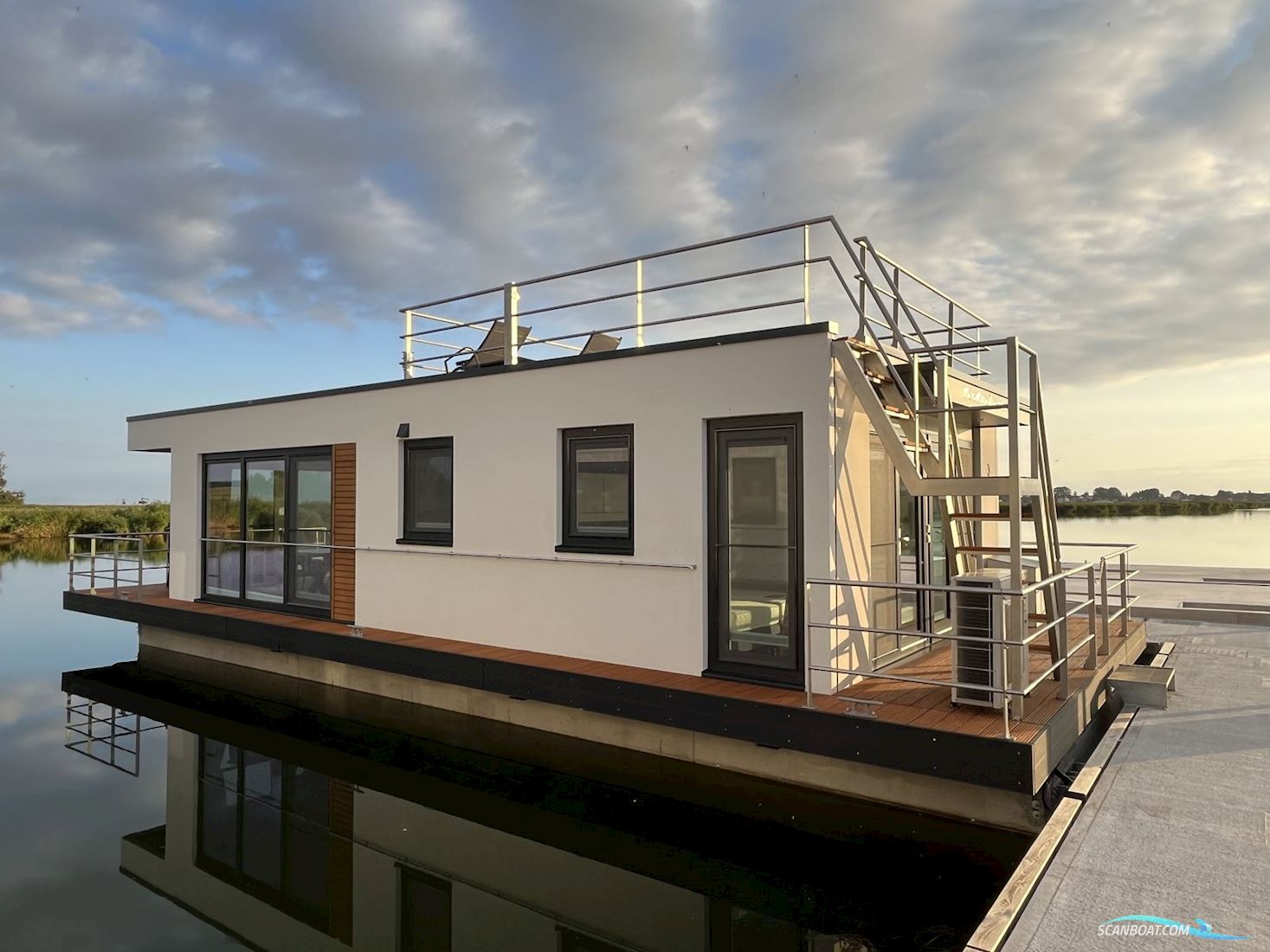 Floating House 44