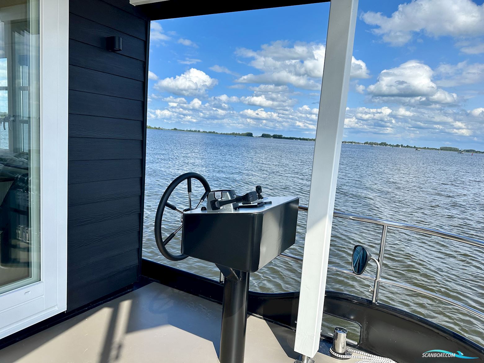 Homeship Vaarchalet 1250D Luxe Houseboat