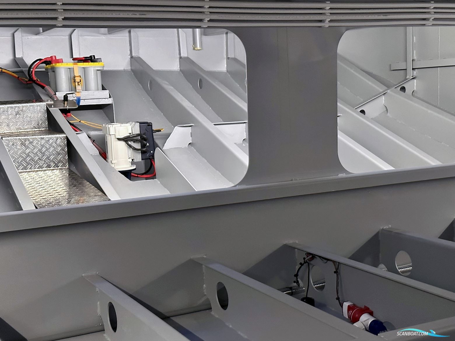 Homeship Vaarchalet 1250D Luxe Houseboat