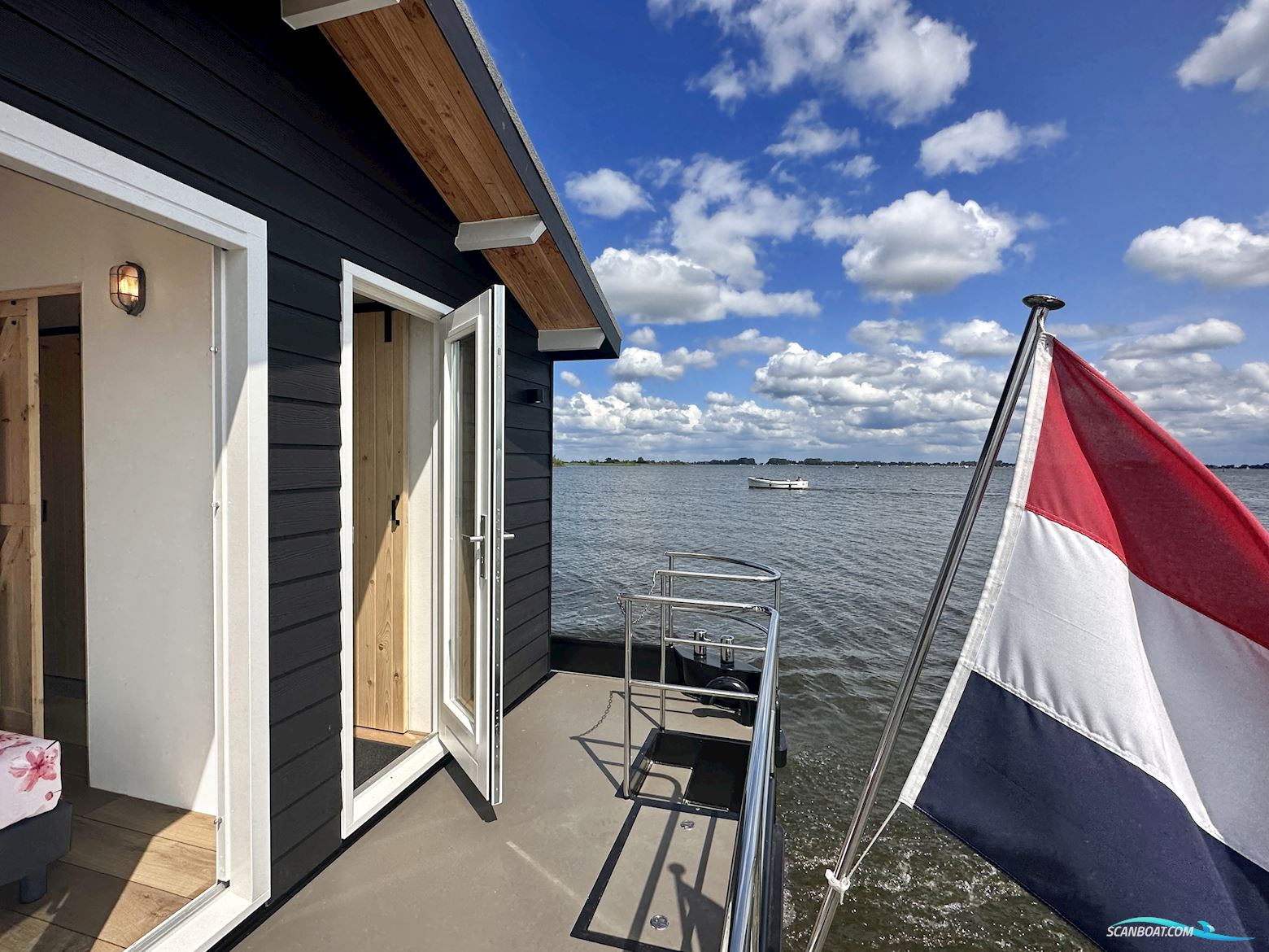 Homeship Vaarchalet 1250D Luxe Houseboat