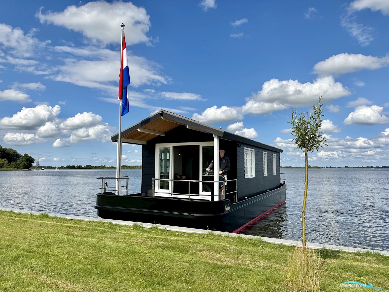 Homeship Vaarchalet 1250D Luxe Houseboat