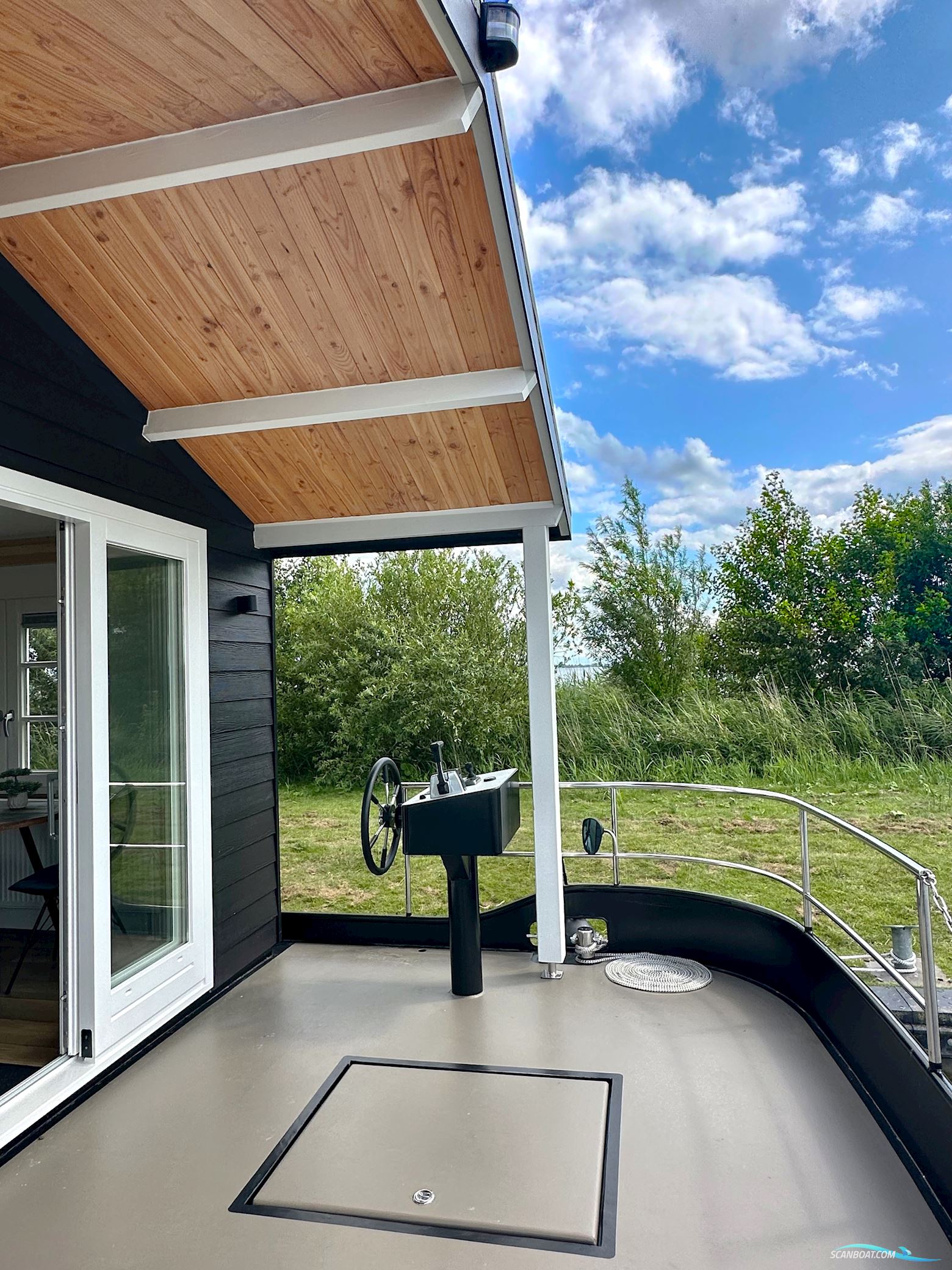 Homeship Vaarchalet 1250D Luxe Houseboat